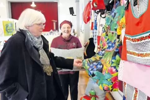 Szene von den Kreativtagen in der Festhalle in Dudenhofen: Brigitte Ostermann (links) im Gespräch mit der ältesten Ausstellerin 