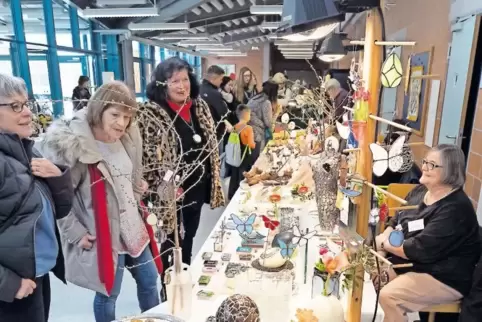 Besucherinnen des Ostereiermarkts in Siegelbach schauen sich die fantasievollen Werke von Karin Monika Johann (rechts) an.