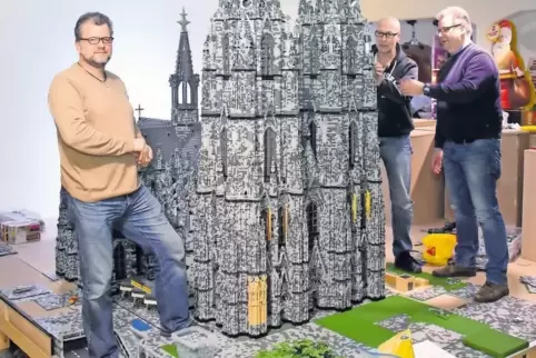 „... soll das Werk den Meister loben“: Jürgen Bramigk (links) gestern Mittag vor „seinem“ Kölner Dom. Martin Schild, Motor der L