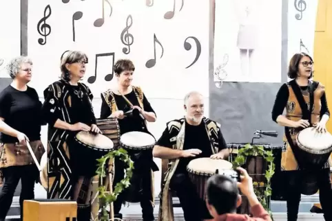 Michael Wacks Trommelgruppe Tam Tam gehörte zu den musikalischen Gästen, die Cantamus zum 20-jährigen Bestehen gratulierten.