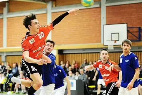Scheiterte in Hälfte zwei zu oft mit seinen Würfen am Balinger Torwart: SV-Rückraumspieler Tom Ihl (links; hinten Sebastian Meis
