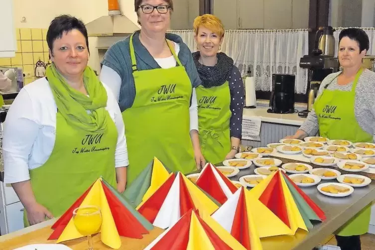 Der Frauenkreis JWU, von links: Kerstin Magez, Beatrix Hörner, Elke Schröder und Petra April, hat Gerichte aus Surinam gekocht.