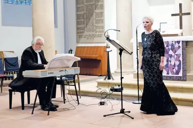 Gab ihr Geburtstagskonzert vor fast leeren Bänken: Sopranistin Daniela Schick, die vom Pianisten Heribert Molitor begleitet wurd