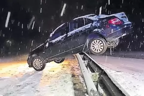 Auto auf der Leitplanke: kurioses Bild nach einem Glätteunfall in Kaiserslautern.
