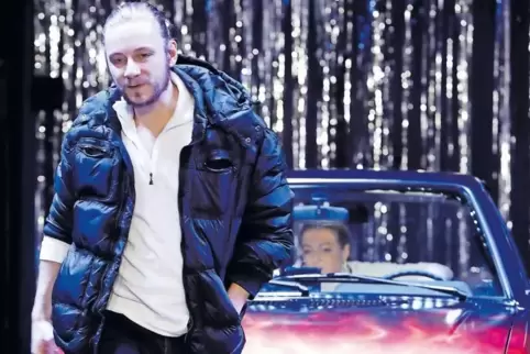 Ein Mensch in einer Extremsituation: Daniel Mutlu als Danny. Dahinter Nadine Kiesewalter als Jade.
