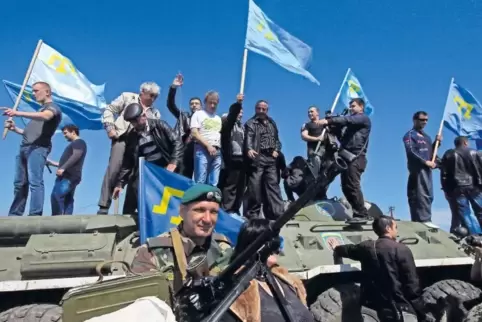 Krimtataren protestieren im Mai 2014 an der Grenze zur Krim auf einem Panzerfahrzeug der ukrainischen Armee. Vielen Angehörigen 