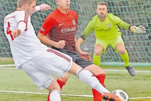 Versuchte es mit einem Volley: Benjamin Brandau (Nummer 4) vom SV Weisenheim bei der Heimbegegnung gegen den FV Berghausen.