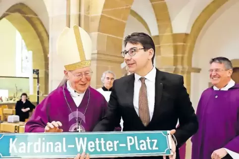 Kardinal Friedrich Wetter bekommt das Namensschild von Oberbürgermeister Thomas Hirsch. Das freut auch Dekan Axel Brecht.
