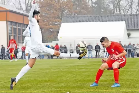 Gianluca Ferraro, der neue Stürmer des SV Südwest Ludwigshafen (links), kommt mit langem Bein an den Ball. Der Maxdorfer Markus 