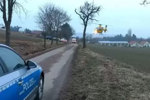 An dieser Stelle kam es zum Unfall. Das Bild zeigt den Rettungshubschrauber beim Start.  Foto: POLIZEI/Frei 