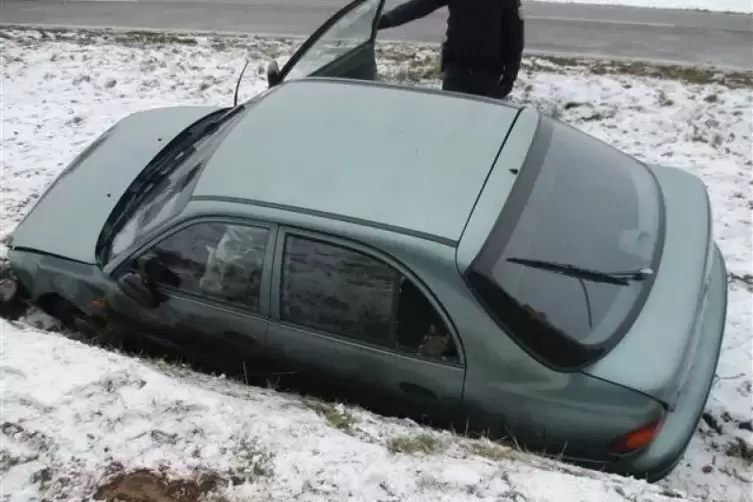 Nachdem eine junge Autofahrerin die Kontrolle über ihren Wagen verloren hatte, endete die Fahrt im Straßengraben. Foto: Polizei/