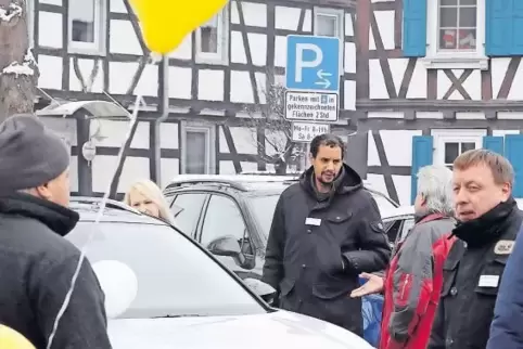 Moderne Autos vor historischer Kulisse: „Kandel mobil“.