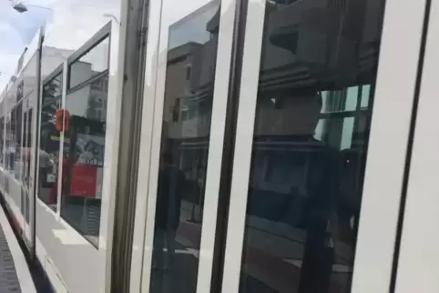 In der Straßenbahn soll es zu körperlichen Übergriffen gekommen sein.  SymbolFoto: Mandese