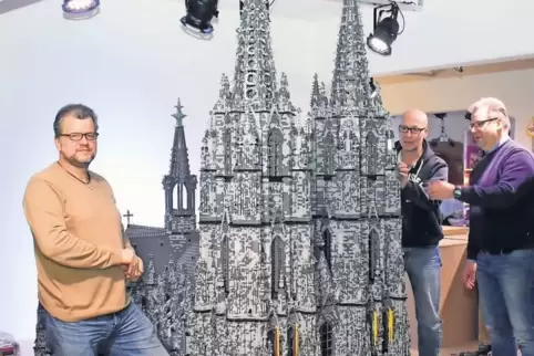 Geschätzt eine Million Steine hat Jürgen Bramigk (links) für „seinem“ Kölner Dom verbaut. Martin Schild, Motor der Lego-Ausstell