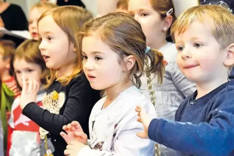 „Hallo, hurra“: Die Kinder freuten sich bei einem Spiellied.