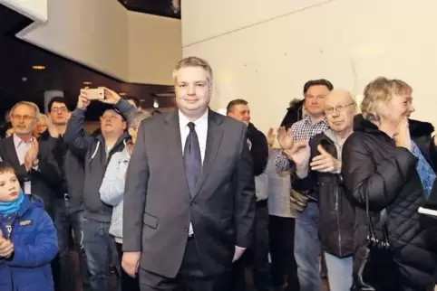 Applaus für den Sieger, und der muss es erst mal fassen: Andreas Poignée am Wahlabend im Rathaus.