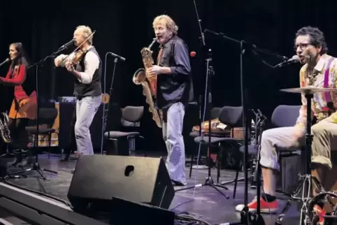 Musikalisch toll, inhaltlich nicht durchgehend stimmig: die Monaco Bagage im Alten Kaufhaus.