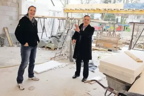 Bürgermeister Robert Brunner und Einrichtungsleiterin Nicole Eisenbeis freuen sich über den neuen Anbau.
