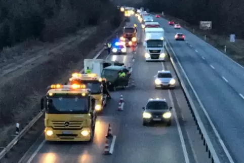 Einspurig fließt der Verkehr an der Unfallstelle auf der A 65 vorbei. Foto: Van