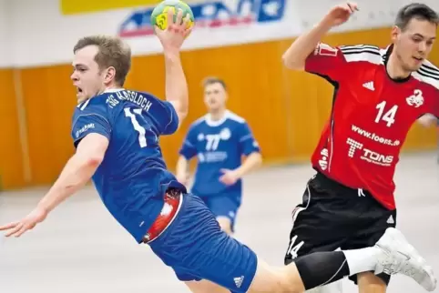 Der Haßlocher Steffen Götz (am Ball) war mit zehn Toren bester Schütze des Tabellenführers.