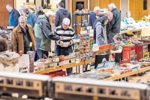 Alte und junge Modelleisenbahnfeunde bestaunten die im Haus des Bürgers ausgestellten Nachbauten und stöberten an den vielen Ver