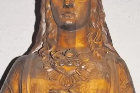 Rosen und Schwerter: In Linden trägt die Statue Marias das unbefleckte Herz auf der Brust.