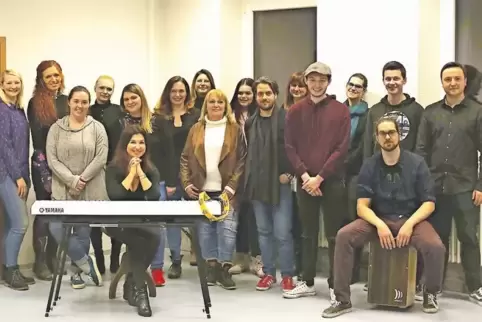 Zum dritten Mal mit Konzert im Irish House: Elena Zaslavskis (am Keyboard) Chor PiCanto.