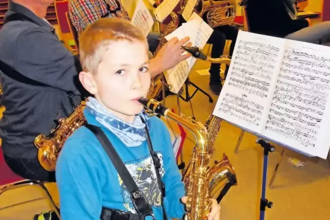 Motivierter Nachwuchs: Der zehnjährige Hannes Gerlinger spielt Altsaxofon und ist der Jüngste unter den gut 50 Musikern. Motivierter Nachwuchs: Der zehnjährige Hannes Gerlinger spielt Altsaxofon und ist der Jüngste unter den gut 50 Musikern.