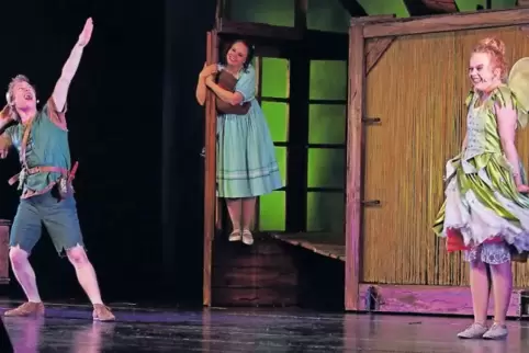 Begeisterte die kleinen Zuschauer: Peter Pan mit seinem Hahnenschrei, hier beobachtet von Wendy und der Fee Tinker Bell.