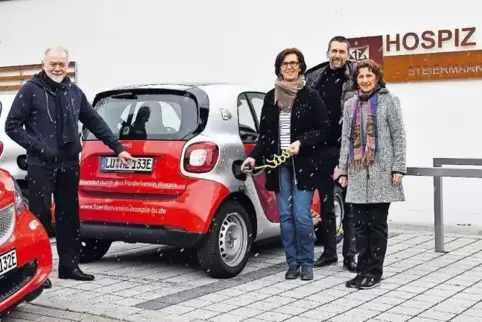 Freuen sich über die drei neuen E-Autos: Clemens Schnell, Vorsitzender des Fördervereins, AHPB-Leiterin Yvonne Jendryssek, Hospi