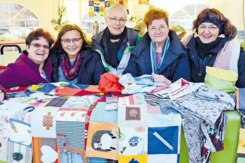 Kreative Hobbyschneiderinnen mit ihren Werken: Isolde Helfmann, Cornelia Martin, Angelika Freudenberger, Karin Galster und Hanne