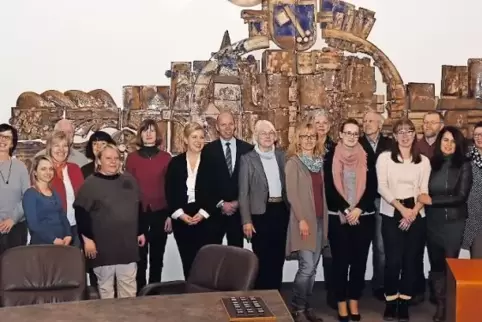 Künstler sowie Gemeinde- und Kita-Vertreter bei der Übergabe der Spenden im Rathaus Mutterstadt.