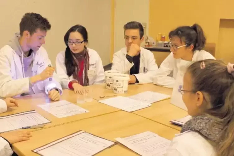 Wie echte Chemiker: Berufsschüler experimentieren mit Grundschülern der Grundschule Hochfeldschule.