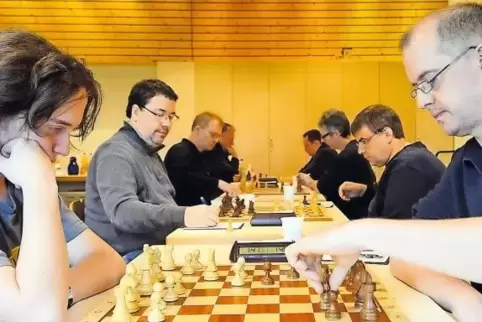 Holte 4,5 Punkte aus fünf Partien an Brett eins: Großmeister Ralf Appel (rechts) aus Pirmasens.