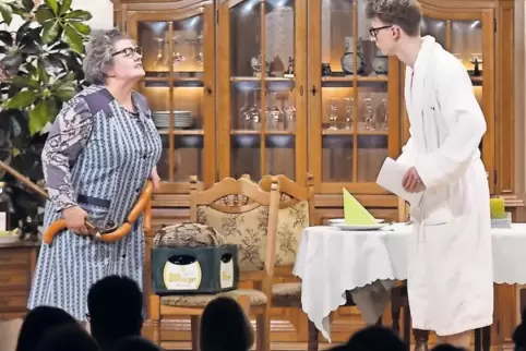 Hulda (Annette Weißmann) bringt Bier und Wurst zum Fest, Enkel Robert (Fabian Stahl) zeigt sich erstaunt – und dichtet.