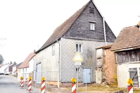 Über 1000 Euro pro Monat kostet die Absperrung in der Hauptstraße, die verhindern soll, dass von der Rückseite des denkmalgeschü
