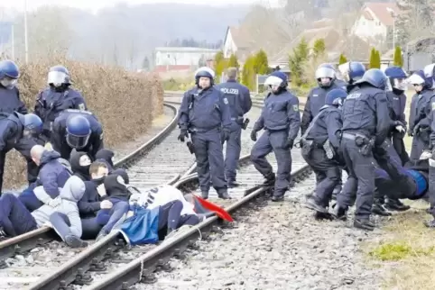 Eine gut gepflegte Bahnstrecke ohne Zugverkehr: Für den Bundespolizei-Nachwuchs sind das beste Übungsbedingungen. Am Bahnhof Bun