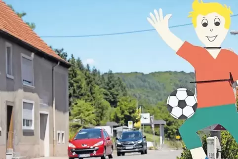 In Medard mahnen seit Juni vergangenen Jahres aufgestellte Kinder-Silhouetten die Fahrer, langsam zu machen.