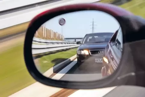 Dicht drauf: Der Angeklagte ist wegen Nötigung, Unterschlagung, Gefährdung im Straßenverkehr und Führen einer Schusswaffe vorbes