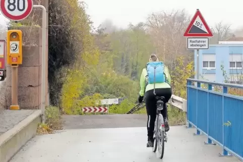 Schon heute sind die Radwege über die Rheinbrücke ein Engpass. Während der Sanierung wird die Situation noch schlimmer werden, b