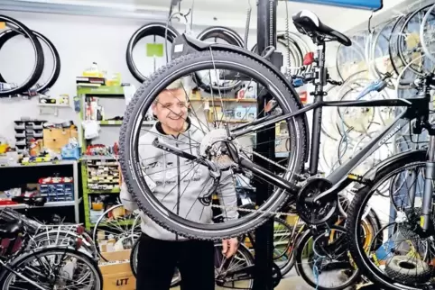 Wird ein Fahrrad verkauft, werden sämtliche Schrauben nachgezogen und alle beweglichen Teile geölt.
