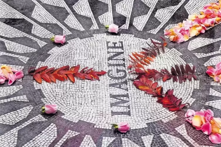 Mosaik mit Blütenblättern und Laubwerk aus New York: „Imagine“ (2008) von Peter M. Schoog.