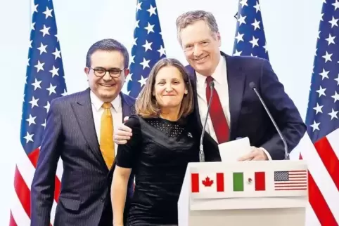 Gute Miene nach harten Verhandlungen (von links nach rechts): Mexikos Wirtschaftsminister Ildefonso Guajardo, Kanadas Außenminis