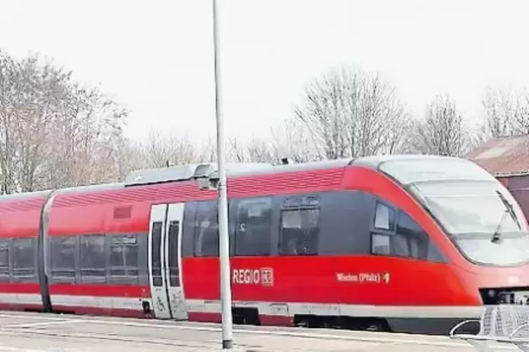 Die Bahnstrecke Landau - Karlsruhe ist nicht elektrifiziert und zwischen Winden und Wörth nur eingleisig.