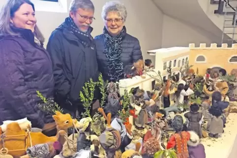 Angelika Noglik, Pfarrer Karl Graupeter und Jutta Ultes (von links) erfreuen sich am Einzug Jesu auf einem Esel in Jerusalem, ei