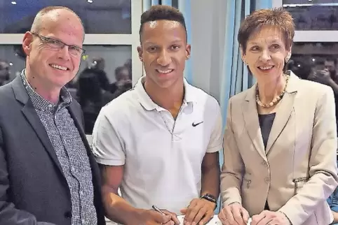 Treuer Rheinland-Pfälzer: Raphael Holzdeppe mit den LSB-Präsidialen Karin Augustin und Jochen Borchert.