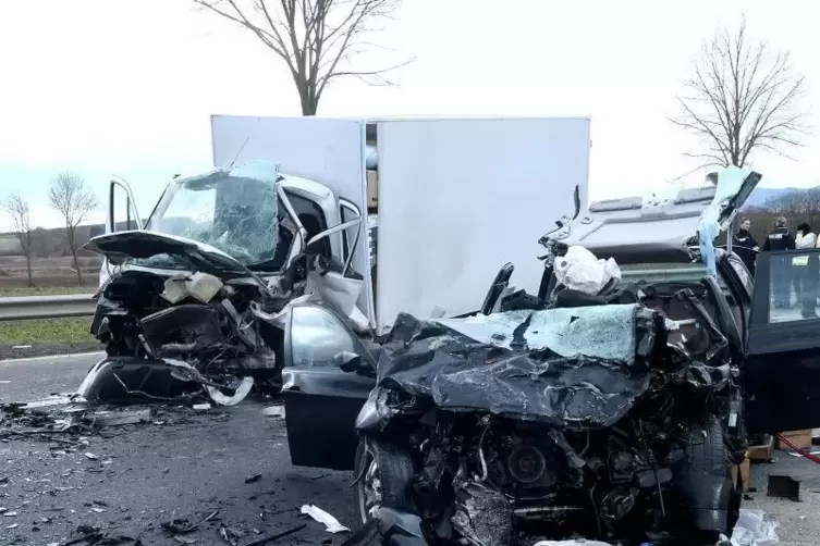Der Unfallverursacher (vorn der zerstörte BMW) kollidierte wohl frontal mit einem Mercedes-Sprinter.  Foto: STEPAN 