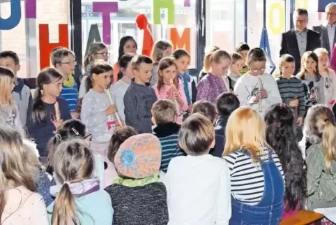 Den Schlussakkord setzten die Kinder der Grundschule Bruchweiler mit einem Flötenstück, im Hintergund die Bücherverteiler Michae