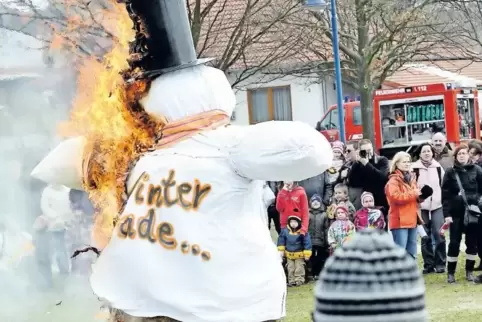 Ein Bettbezug als letztes Hemd: der Schneemann 2010.