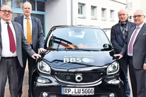 Freuen sich über das Carsharing-Auto für die Anna-Freud-Schule: Ortsvorsteher Klaus Schneider (CDU, Gartenstadt), Vorstandsmitgl